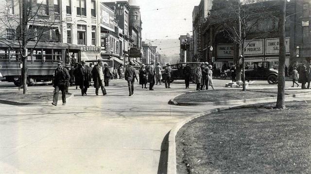 Late 1920s photo of Public Square looking east towards City Hall